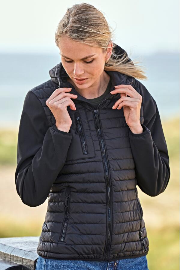 Produktansicht: Tee Jays Damen Kapuzensteppjacke mit Softshell-Ärmeln