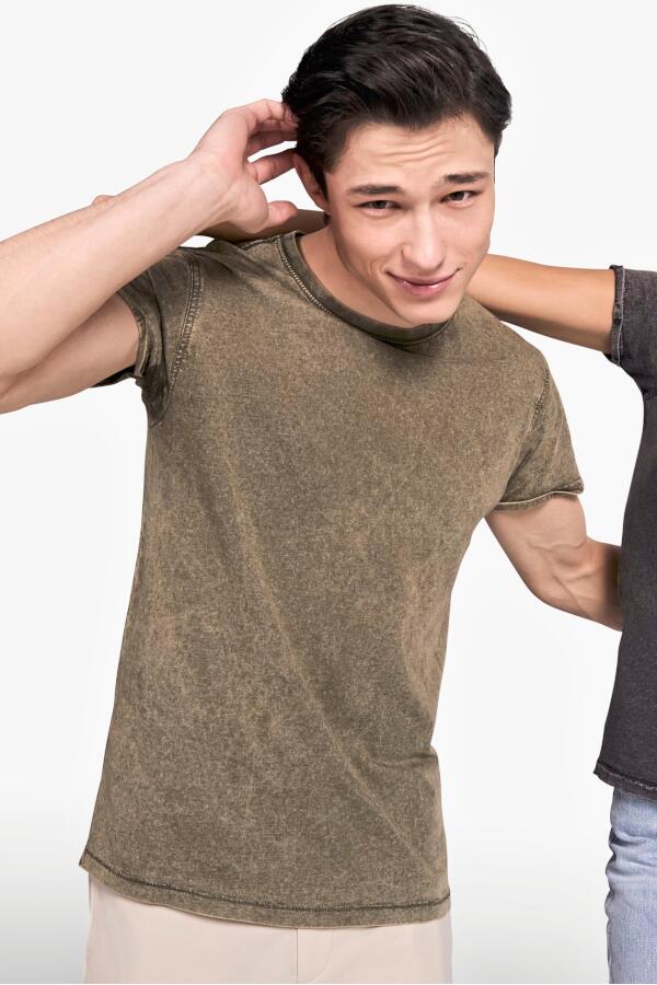 Produktansicht: Roly verwaschenes Herren T-Shirt mit umgeschlagenen Ärmeln